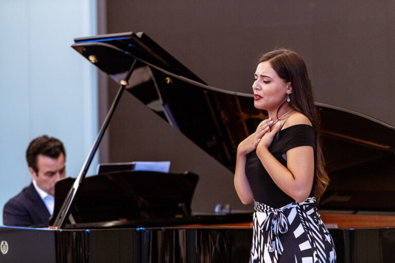 Una ragazza si esibisce durante la Masterclass di alto perfezionamento in Canto lirico, accompagnata da un pianista