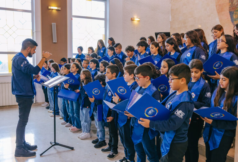 Bambini coristi di ABF Voices of Jerusalem impegnati nelle prove con il maestro