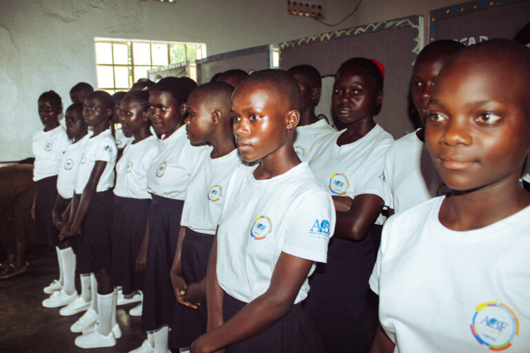Bambini coristi di ABF Voices of Uganda che fanno le prove